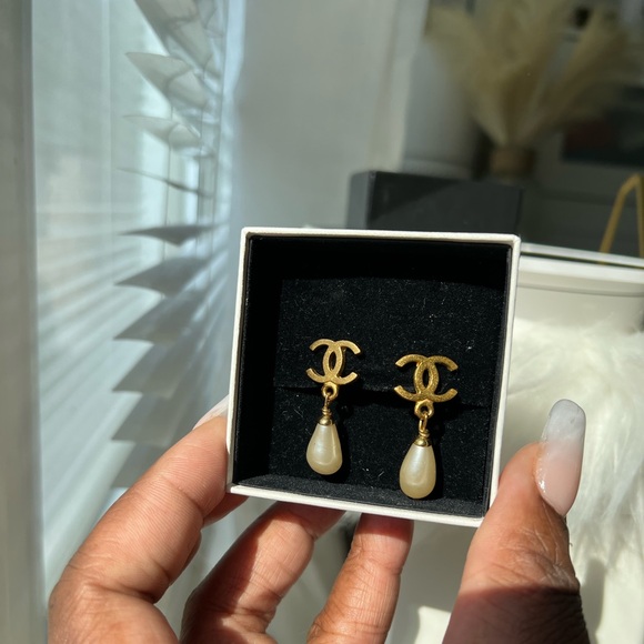 EUC~ CHANEL Vintage Clip-on Pearl Drop Earrings w/ COA 😍 - Picture 4 of 12